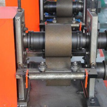 Metal knurling machine for metal roll forming machine